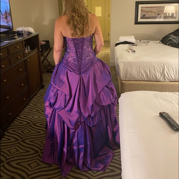 Gorgeous formal gown by DaVinci. - Picture 3 of 7